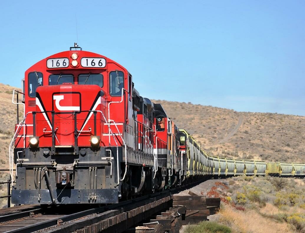 Train pulling cars up hill near Connell.jpg